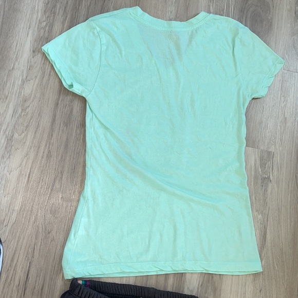 Tahiti vacay v-neck tee - Picture 4 of 4